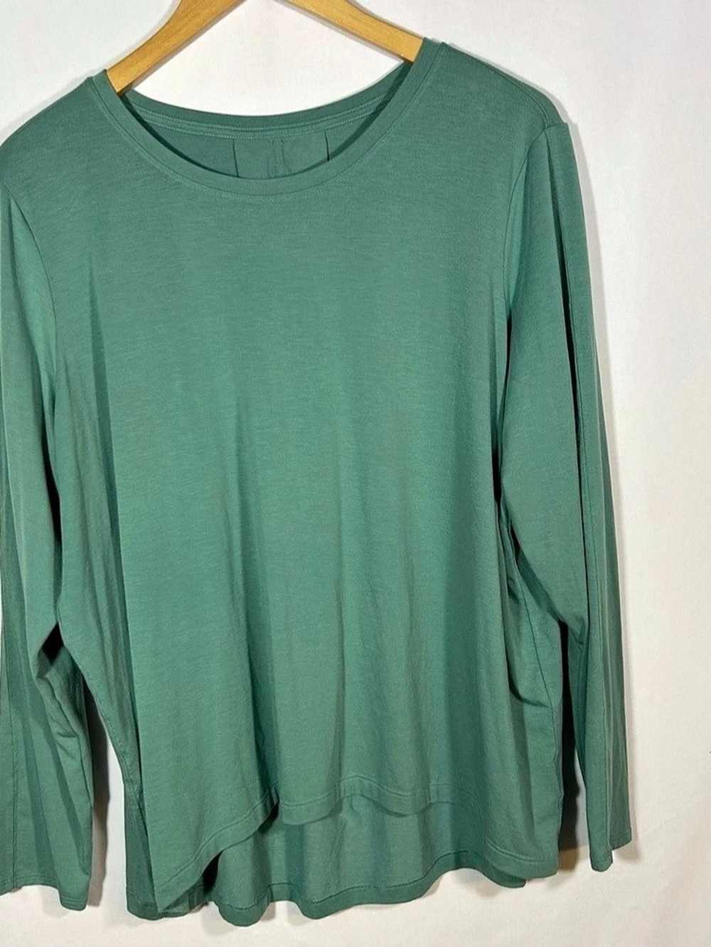 Athleta With Ease Top Long Sleeve Women’s Shirt Green Lightweight Size Large